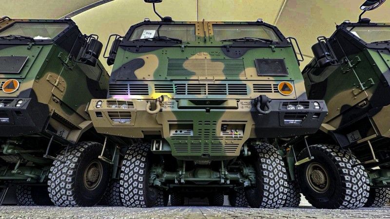 Fabrycznie nowe wieloprowadnicowe wyrzutnie rakiet Homar-K na podwoziu Jelcz 882.57 dostarczone do 16 Dywizji Zmechanizowanej.