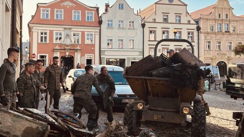 Żołnierze pomagają w usuwaniu skutków powodzi