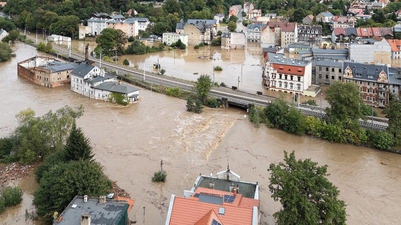 Kilka dni po początku powodzi w Polsce, sytuację zaczęli wykorzystywać oszuści. Ich działalność trwała jedynie tydzień - 23 września zostali zatrzymani przez policjantów.