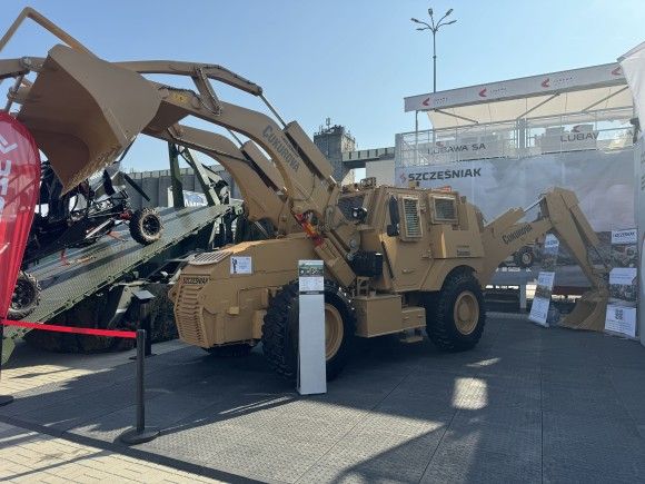 ÇUKUROVA DEFENCE, opancerzona koparko-ładowarka, CD 220-16, mspo 2024, Szczęśniak