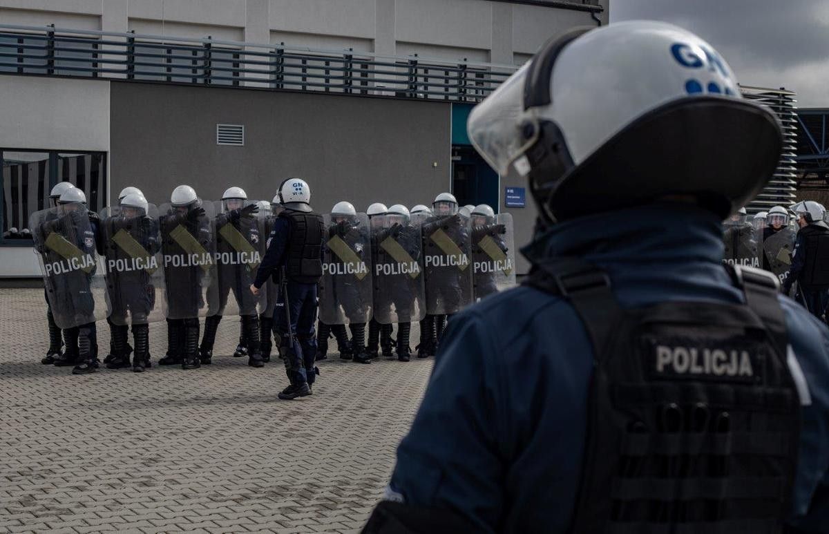 Pistolety maszynowe, hełmy i pełna gotowość. Do czego szykuje się Policja?