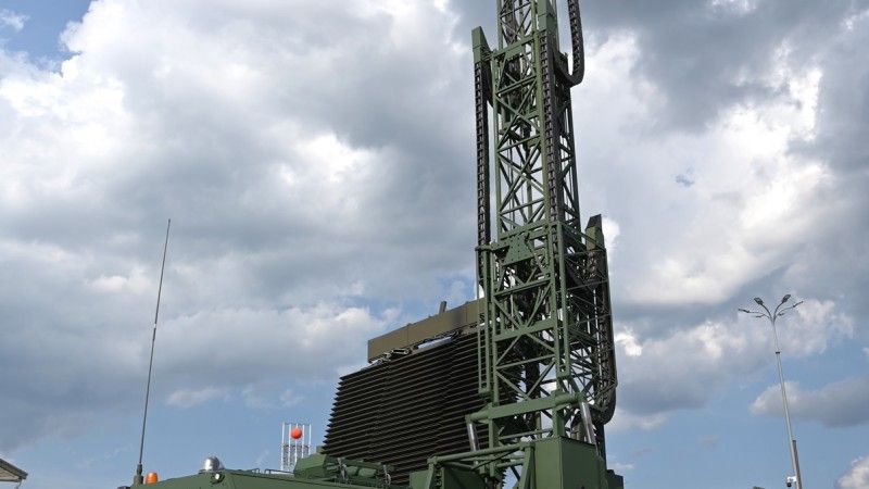 Radar Wielofunkcyjny Kierowania Ogniem SAJNA z podniesioną anteną