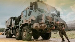 Należąca do 16 Dywizji Zmechanizowanej wieloprowadnicowa wyrzutnia rakiet Homar-K na podwoziu Jelcz 882.57.