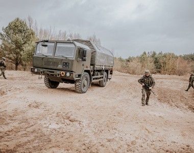 Żołnierze 15 Giżyckiej Brygady Zmechanizowanej i samochód terenowy Jelcz 442.32.