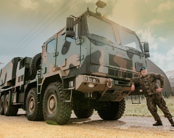 Należąca do 16 Dywizji Zmechanizowanej wieloprowadnicowa wyrzutnia rakiet Homar-K na podwoziu Jelcz 882.57.