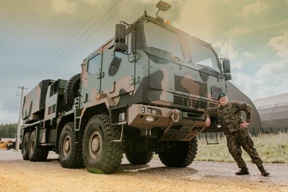 Należąca do 16 Dywizji Zmechanizowanej wieloprowadnicowa wyrzutnia rakiet Homar-K na podwoziu Jelcz 882.57.