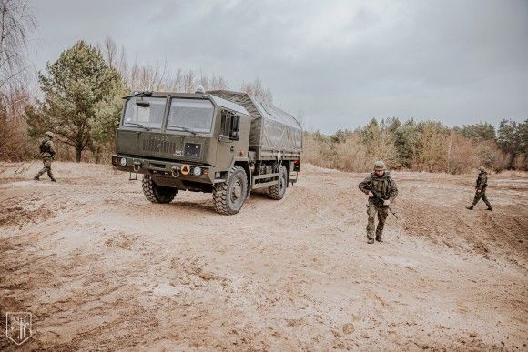 Żołnierze 15 Giżyckiej Brygady Zmechanizowanej i samochód terenowy Jelcz 442.32.