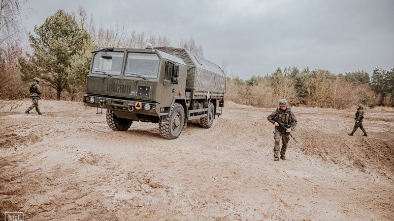 Żołnierze 15 Giżyckiej Brygady Zmechanizowanej i samochód terenowy Jelcz 442.32.