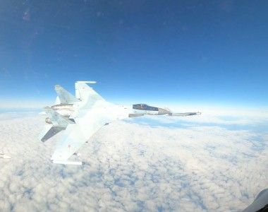 Uchwycony moment przelotu rosyjskiego Su-35 obok amerykańskiego myśliwca.