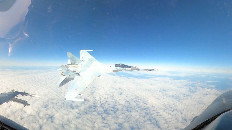 Uchwycony moment przelotu rosyjskiego Su-35 obok amerykańskiego myśliwca.