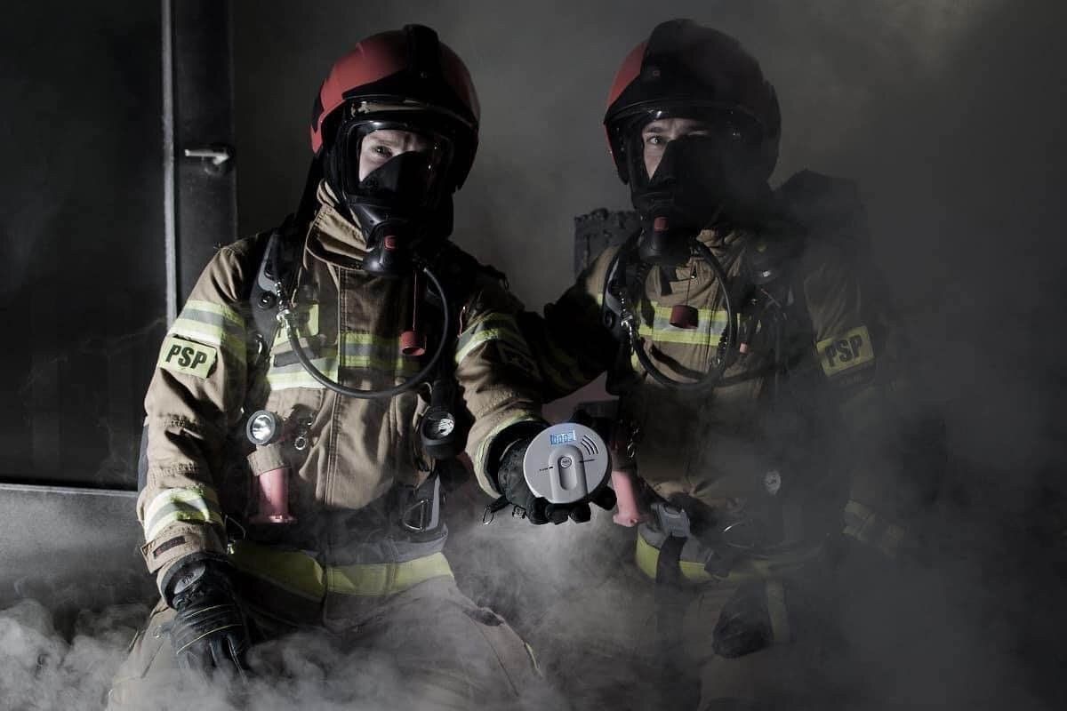 Spór o czujki dymu. PSP i Klub Generałów reagują na zarzuty byłego komendanta