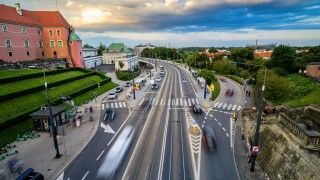 Ruch na al. Solidarności obok Zamku Królewskiego w Warszawie