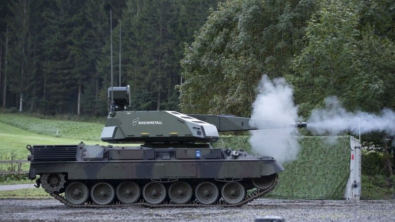 Zestaw przeciwlotniczy Skyranger 35 posadowiony na podwoziu czołgu Leopard 1.