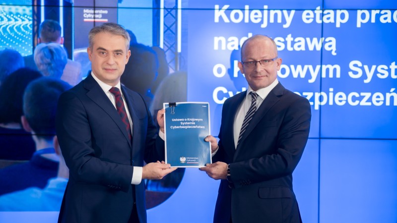 Wicepremier i minister cyfryzacji Krzysztof Gawkowski oraz wiceminister Paweł Olszewski prezentują nowelizacją ustawy o Krajowym Systemie Cyberbezpieczeństwa