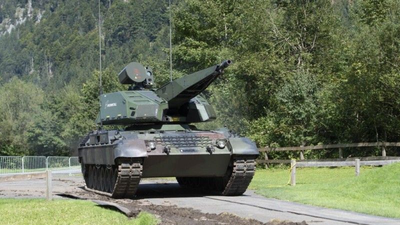 Zestaw przeciwlotniczy Skyranger 35 posadowiony na podwoziu czołgu Leopard 1.