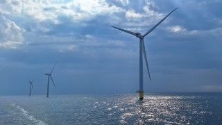 Turbiny na morskiej farmie wiatrowej Anholt w Danii
