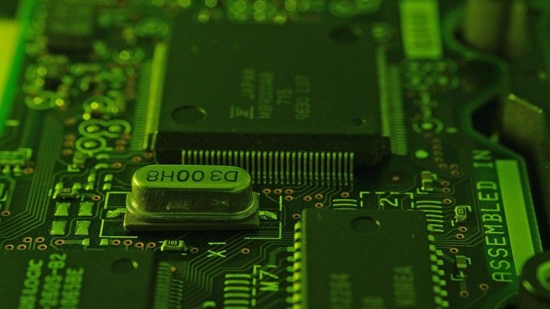 W Ministerstwie Cyfryzacji trwają prace nad strategią półprzewodnikowa oraz ustawą o systemach sztucznej inteligencji. Na jakim etapie się znajdują?