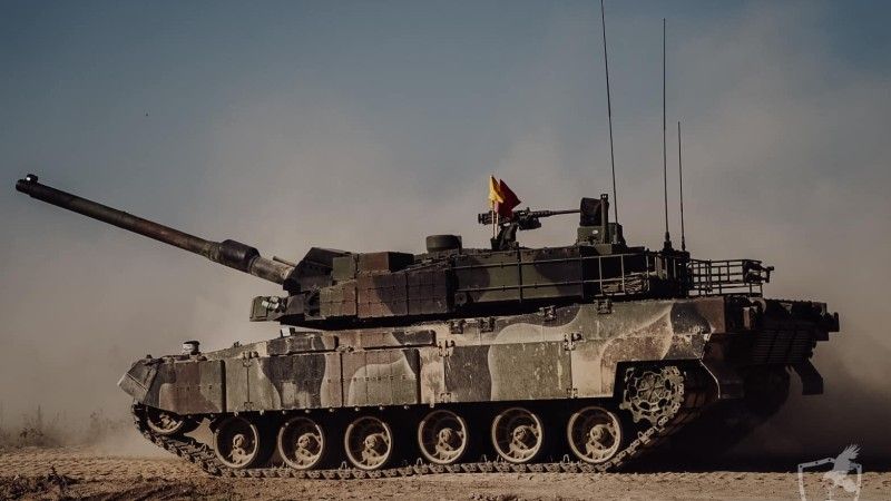 Czołg K2GF Black Panther na poligonie.
