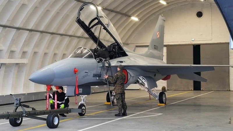 FA-50GF w wyremontowanym hangarze