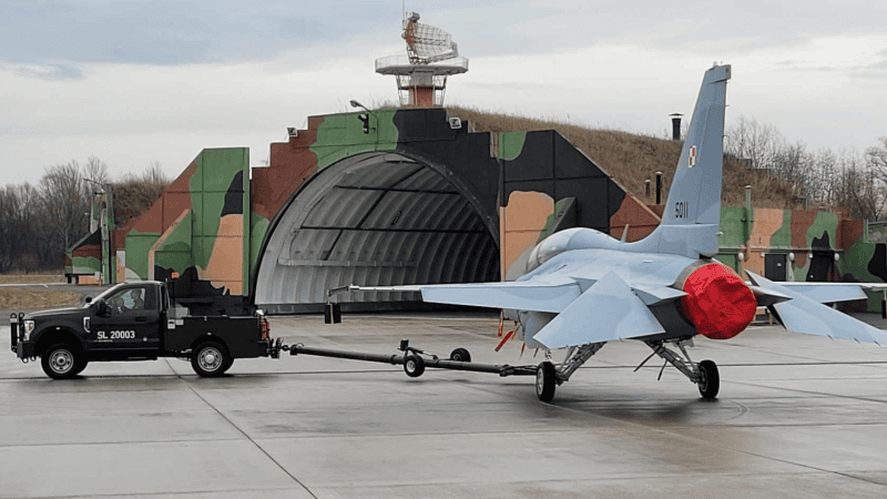 FA-50 w 32 BLT. W tle schronohangar odziedziczony po MiGach-29 i wyremonrowany