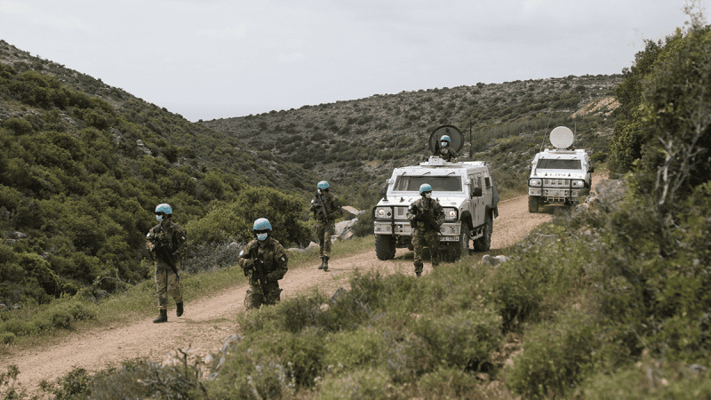 Włoscy żołnierze misji UNIFIL na patrolu w Libanie Południowym