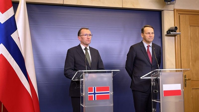 Szef MSZ Norwegii Espen Barth Eide oraz polski minister spraw zagranicznych Radosław Sikorski