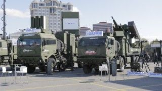 Radar kierowania ogniem przeciwlotniczym Aselsan ALP (po lewej) i przeciwlotniczy zestaw rakietowo-artyleryjski Aselsan Gürz.