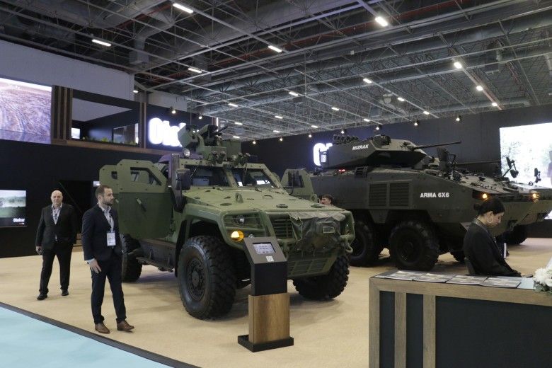 Lekki pojazd taktyczny Otokar Cobra-II oraz kołowy transporter opancerzony Arma 6x6 na targach Saha Expo 2024.