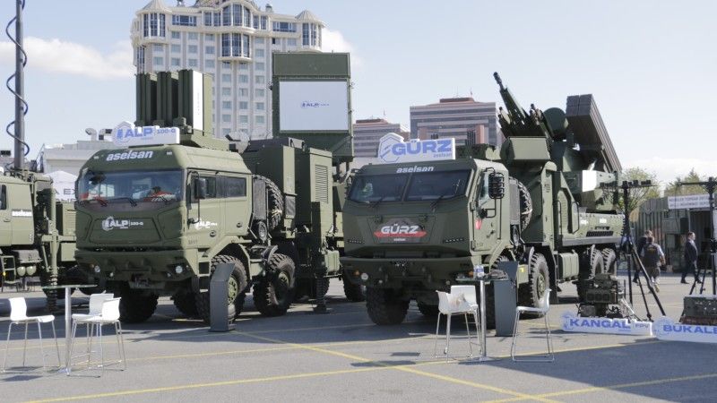 Radar kierowania ogniem przeciwlotniczym Aselsan ALP (po lewej) i przeciwlotniczy zestaw rakietowo-artyleryjski Aselsan Gürz.