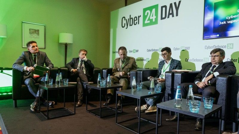 Dyskusja dotycząca certyfikacji cyberbezpieczeństwa w czasie konferencji Cyber24 Day organizowanej przez naszą redakcję