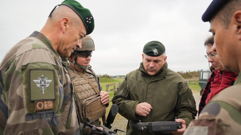 Szef polskiego Sztabu Generalnego gen. Wiesław Kukuła i jego francuski odpowiednik gen. Thierry Burkhard.