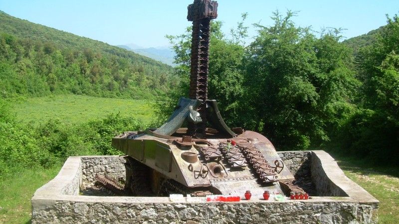 Zniszczony u wylotu Gardzieli 12 maja 1944 roku czołg Sherman por. Ludomira Białeckiego– obecnie pomnik 4. Pułku Pancernego „Scorpion”