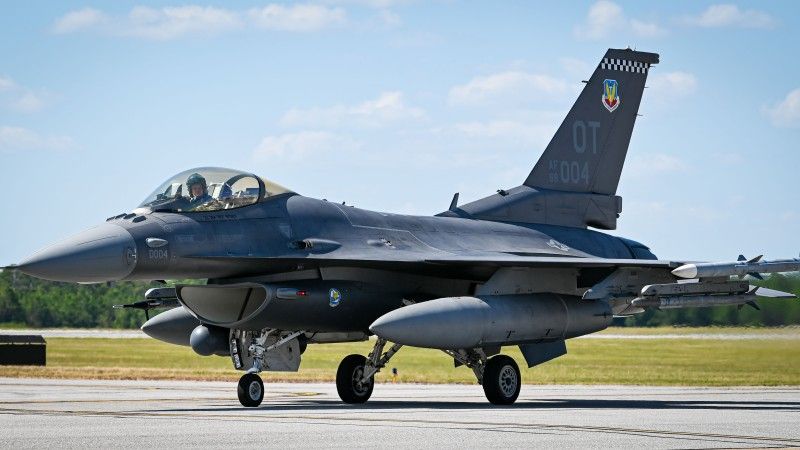 Amerykański F-16 z systemem IVEWS