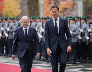 Sekretarz generalny NATO Mark Rutte wraz z kanclerzem RFN Olafem Scholzem.