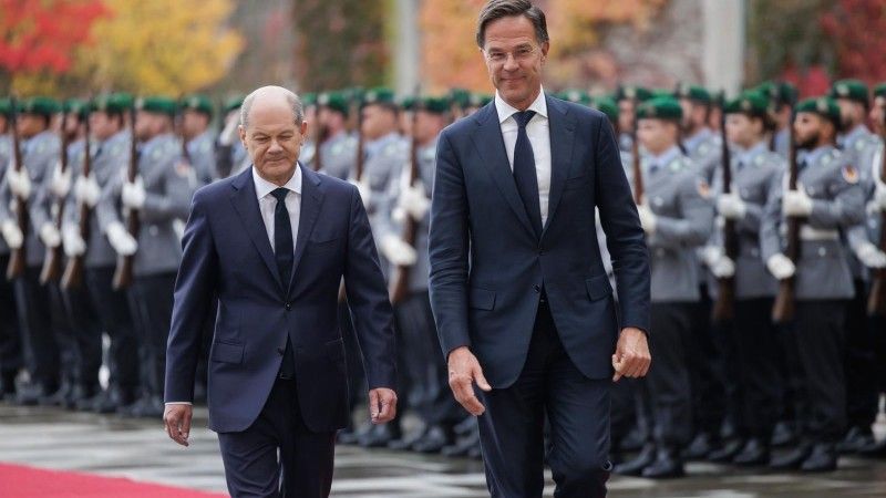 Sekretarz generalny NATO Mark Rutte wraz z kanclerzem RFN Olafem Scholzem.