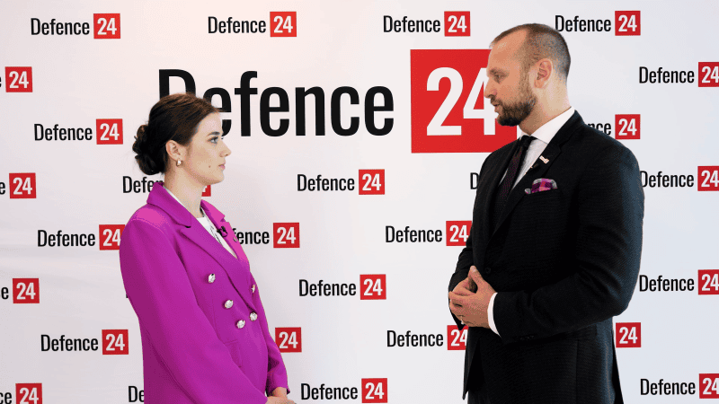 Magdalena Brzeziak z zespołu analiz fizykochemicznych WITU oraz dr Jacek Raubo (Defence24).