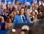 Kamala Harris za mównicą podczas wiecu