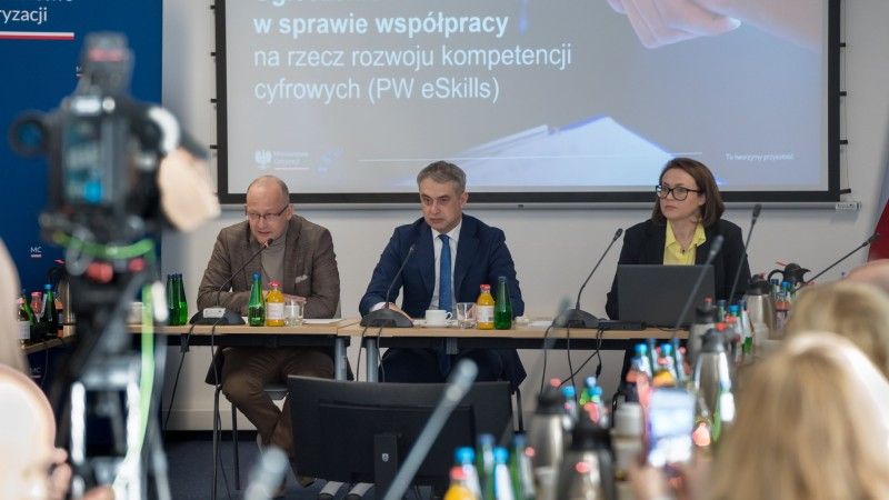 Ministerstwo Cyfryzacji ogłosiło nową inicjatywę PW eSkills na rzecz rozwoju kompetencji cyfrowych w Polsce.