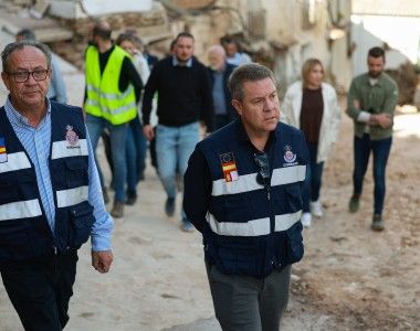 ludzie na tle zniszczeń w Walencji