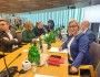 Paulina Hennig-Kloska za stołem podczas posiedzenia komisji sejmowej
