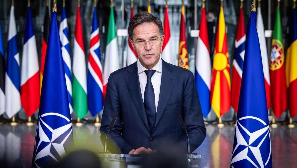 Rutte: NATO musi zainwestować w nowe linie produkcji amunicji