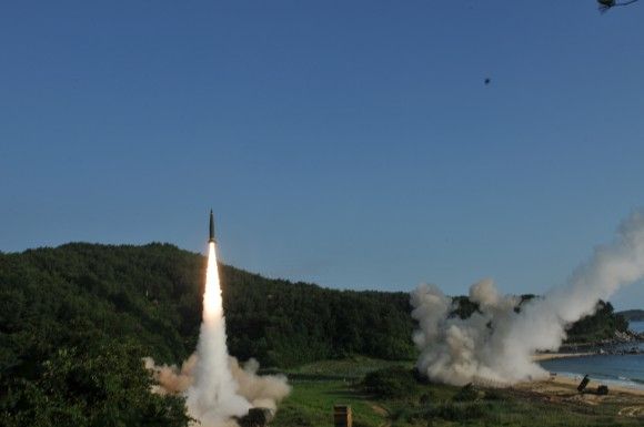 Wystrzelenie pocisków balistycznych Hyunmoo-II (z lewej) oraz MGM-140 ATACMS (z prawej) podczas amerykańsko-koreańskich ćwiczeń wojskowych, maj 2017 roku.