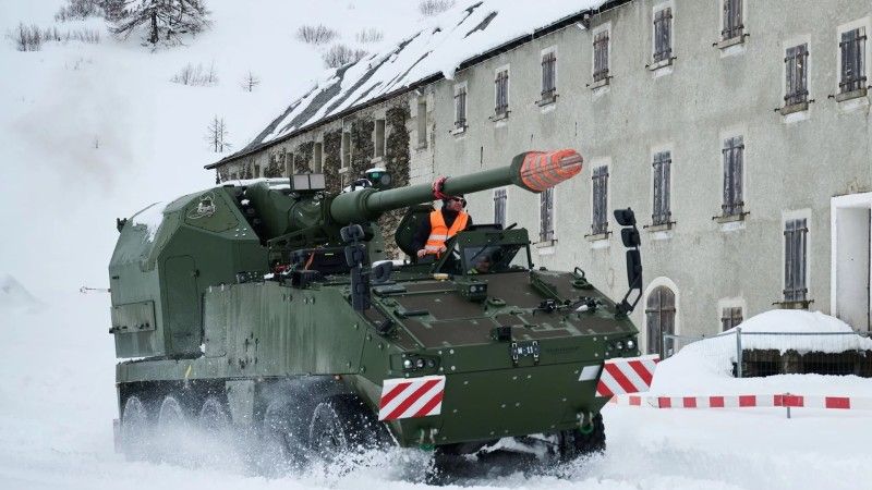 RCH 155 na podwoziu Piranha HMC podczas testów w Szwajcarii.