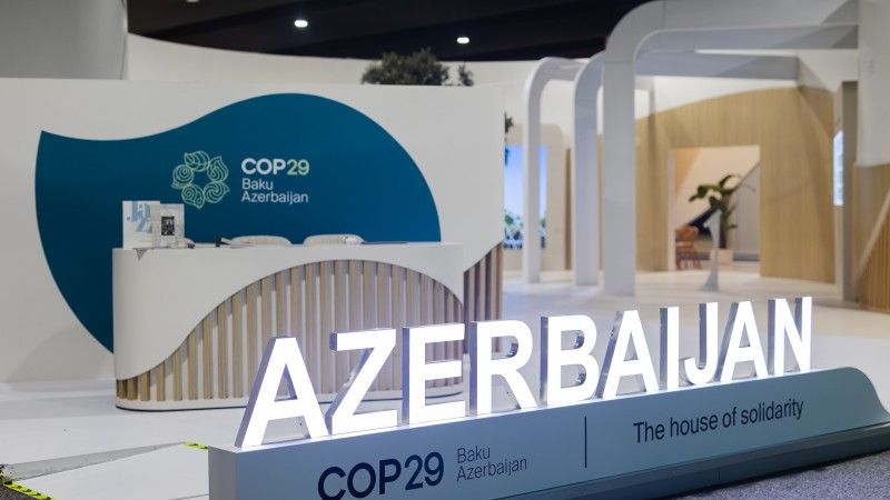 logo COP29 na recepcji; napisane: COP 29 Baku Azerbaijan The house of solidarity