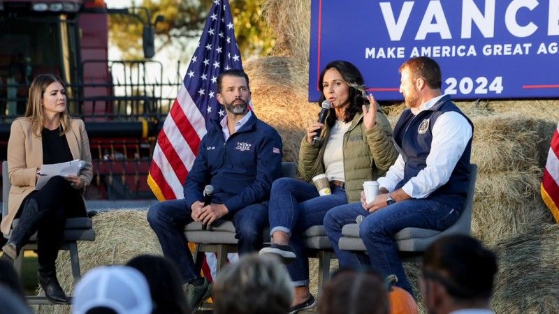 Tulsi Gabbard (przy mikrofonie) może zostać Dyrektorem Wywiadu Narodowego.