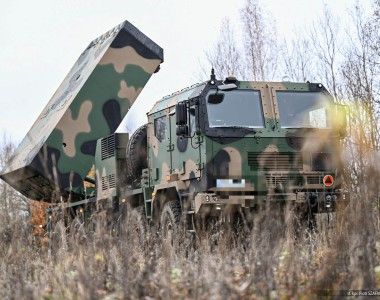 Ćwiczenia poligonowe żołnierzy 1 Mazurskiej Brygady Artylerii z wykorzystaniem wieloprowadnicowych wyrzutni rakiet Homar-K.