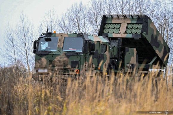 Ćwiczenia poligonowe żołnierzy 1 Mazurskiej Brygady Artylerii z wykorzystaniem wieloprowadnicowych wyrzutni rakiet Homar-K.