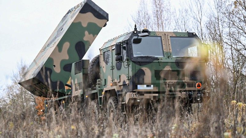 Ćwiczenia poligonowe żołnierzy 1 Mazurskiej Brygady Artylerii z wykorzystaniem wieloprowadnicowych wyrzutni rakiet Homar-K.