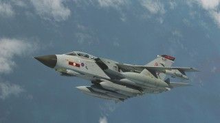 Samolot uderzeniowy Panavia Tornado GR4 Królewskich Sił Powietrznych z dwoma pociskami manewrującymi MBDA Storm Shadow podwieszonymi pod kadłubem.