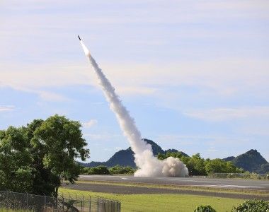 Wystrzelenie pocisku rakietowego PrSM z wyrzutni rakiet AML (Autonomous Multi-Domain Launcher), czyli bezzałogowego wariantu M142 HIMARS. Strzelanie odbyło się w ramach ćwiczeń Valiant Shield 24 na wyspach Palau w czerwcu 2024 roku.